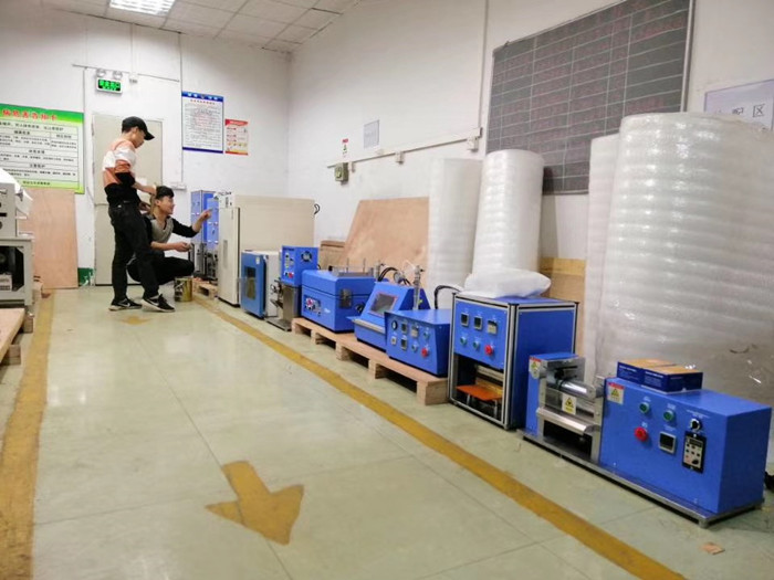 Roll sliiting machine